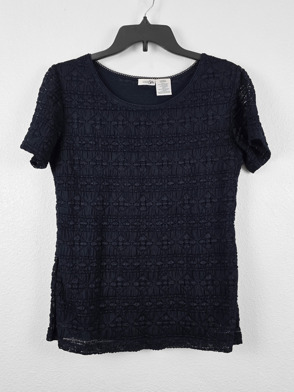 East 5th | Black Textured Lace Scoopneck Short Sleeve Stretch Shirt - Size Large